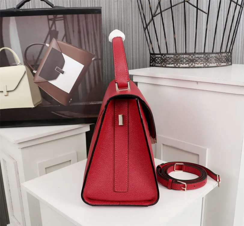 In stock 👉Original medium size in bright red, 👉Valextra Valextra Iside, known as Italian Hermès, is one of the most representative designs of Valextra. There is no obvious logo, but the simple collective line design is very recognizable, full of architectural art, and shows a capable and intellectual style. It is made of imported palm-print lining cowhide, with up to five stitches of handwork, and the shiny oil edges test the skill of the craftsman. Medium size: 26cm【6627#】